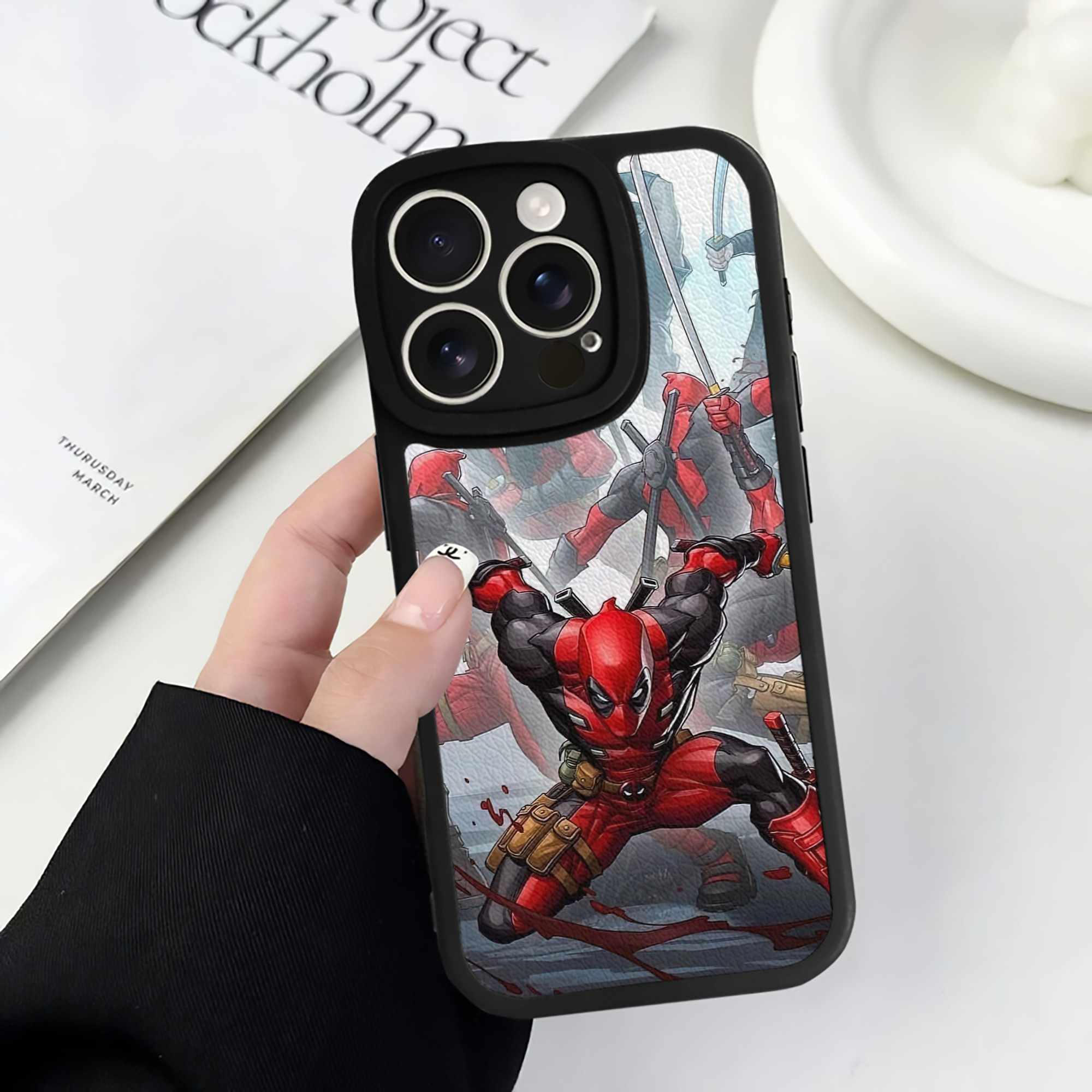 （画像用） Deadpool デッドプール 【iPhone 16シリーズ対応】シリコンスマホケース（レザー調） 材質：シリコン